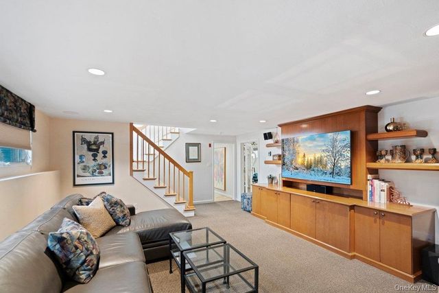 31 Prescott Place, Old Bethpage, NY 11804