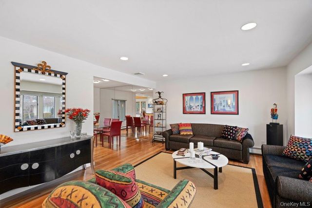 31 Prescott Place, Old Bethpage, NY 11804