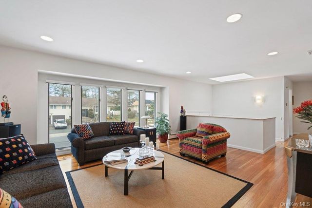 31 Prescott Place, Old Bethpage, NY 11804