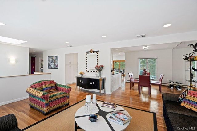 31 Prescott Place, Old Bethpage, NY 11804