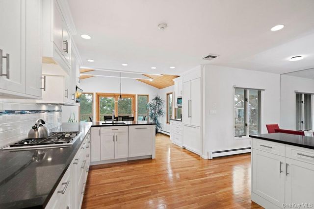 31 Prescott Place, Old Bethpage, NY 11804