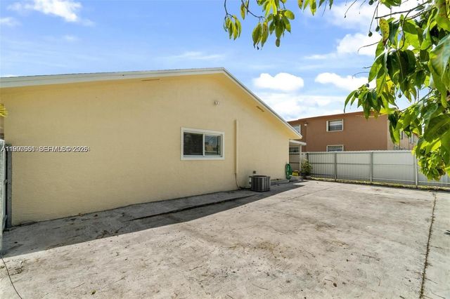 330 W 74th Place 330, Hialeah, FL 33014