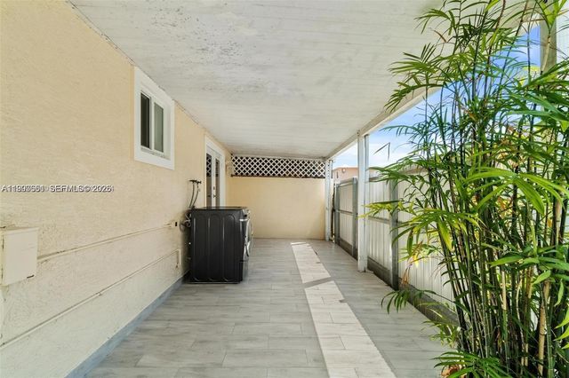 330 W 74th Place 330, Hialeah, FL 33014