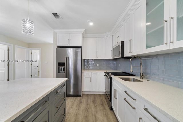 330 W 74th Place 330, Hialeah, FL 33014