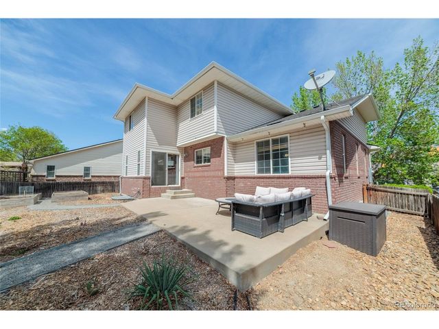 2513 Falcon Dr, Longmont, CO 80503