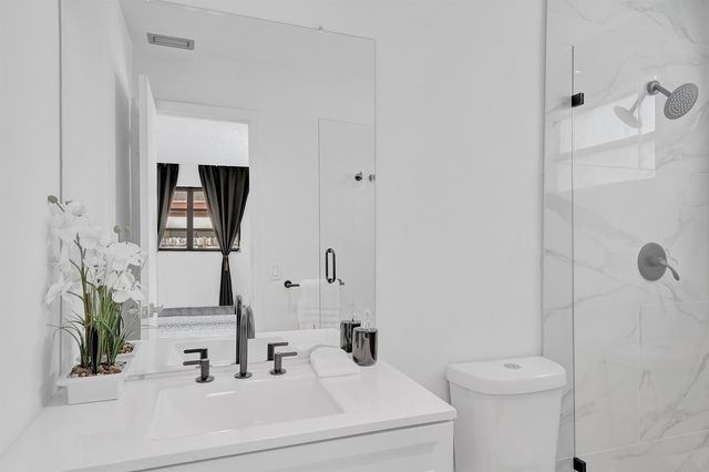 1115 NE 1st Court B, Hallandale Beach, FL 33009