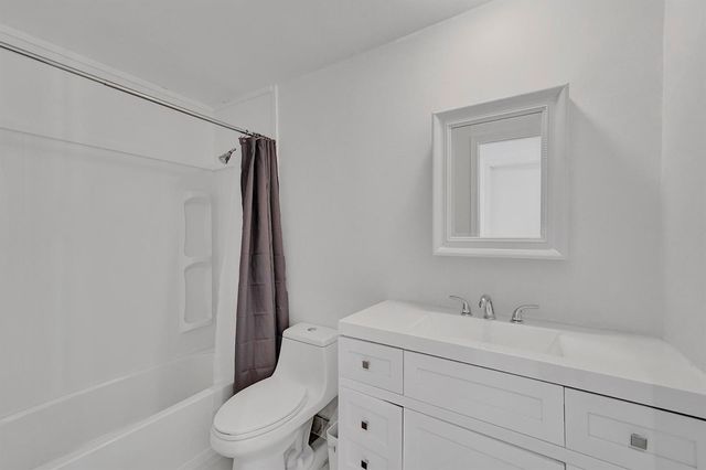 1115 NE 1st Court B, Hallandale Beach, FL 33009