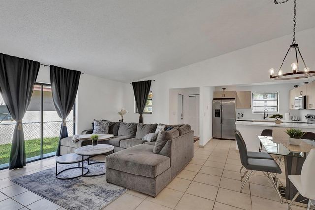 1115 NE 1st Court B, Hallandale Beach, FL 33009