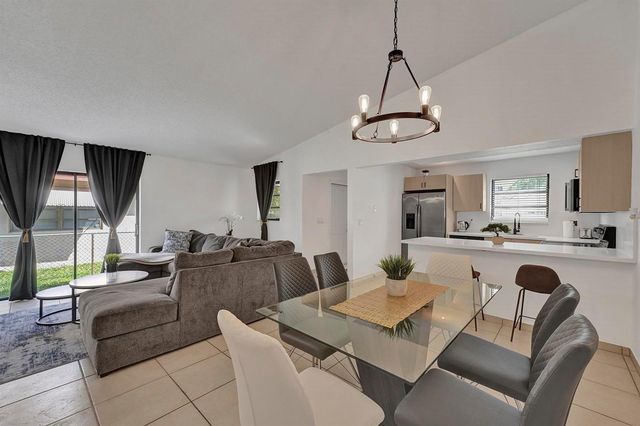 1115 NE 1st Court B, Hallandale Beach, FL 33009