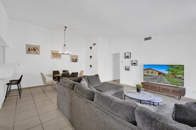 1115 NE 1st Court B, Hallandale Beach, FL 33009