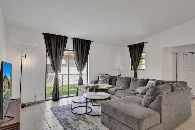 1115 NE 1st Court B, Hallandale Beach, FL 33009