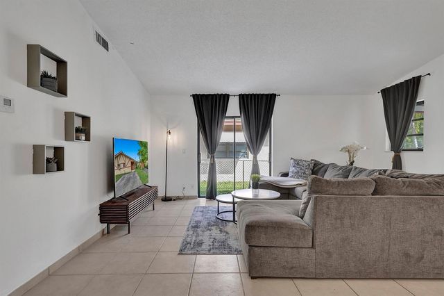 1115 NE 1st Court B, Hallandale Beach, FL 33009