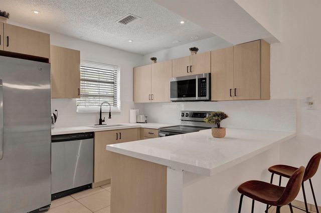 1115 NE 1st Court B, Hallandale Beach, FL 33009