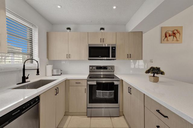 1115 NE 1st Court B, Hallandale Beach, FL 33009