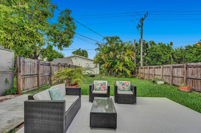 1115 NE 1st Court B, Hallandale Beach, FL 33009