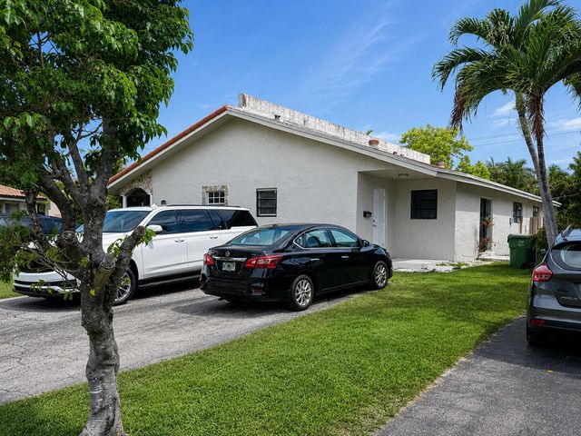 1115 NE 1st Court B, Hallandale Beach, FL 33009