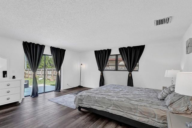 1115 NE 1st Court B, Hallandale Beach, FL 33009