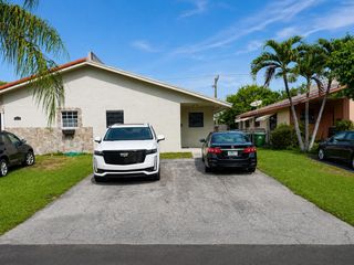 1115 NE 1st Court B, Hallandale Beach, FL 33009