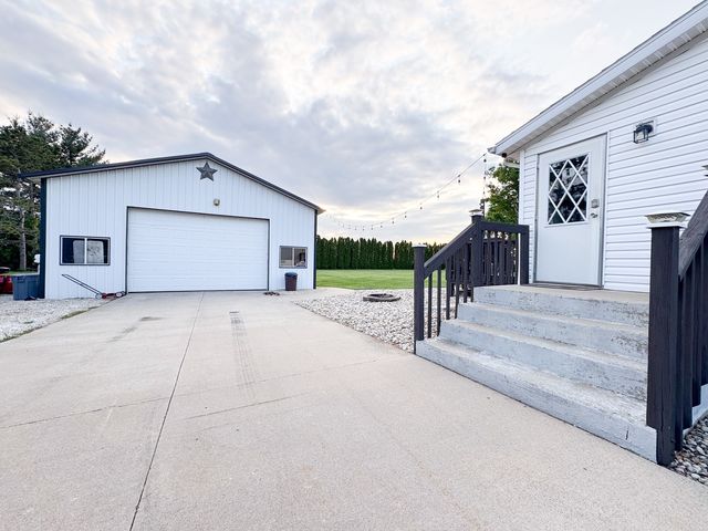 1735 Nachusa Road, Dixon, IL 61021