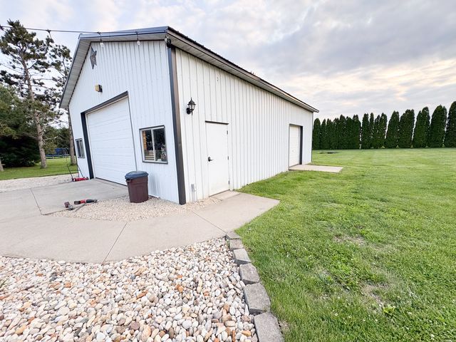 1735 Nachusa Road, Dixon, IL 61021