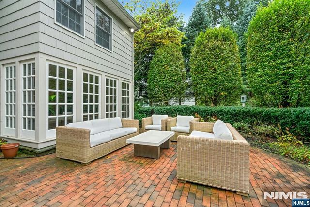 39 Wyncote Road, Ho-ho-kus, NJ 07423