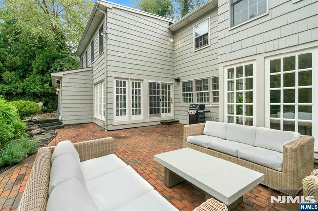 39 Wyncote Road, Ho-ho-kus, NJ 07423