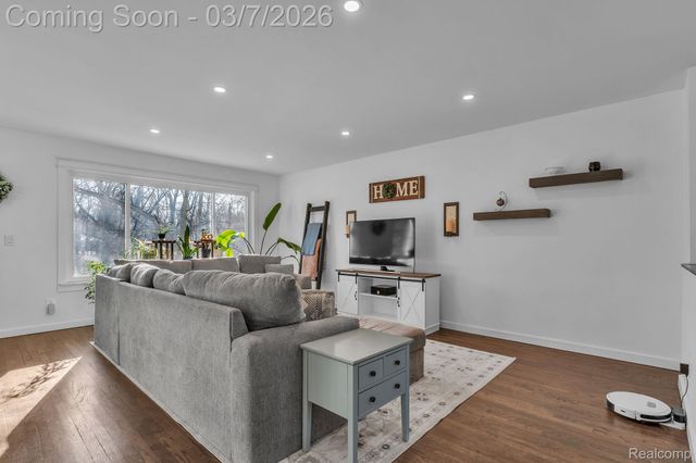 16302 Alpine Drive, Livonia, MI 48154