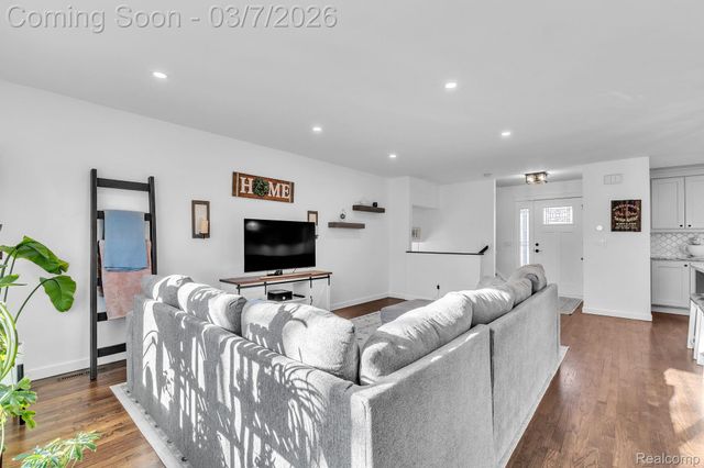 16302 Alpine Drive, Livonia, MI 48154