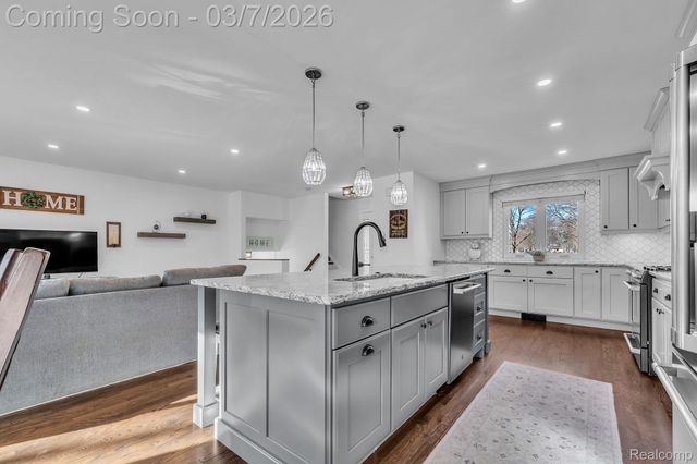 16302 Alpine Drive, Livonia, MI 48154