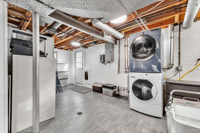 16302 Alpine Drive, Livonia, MI 48154