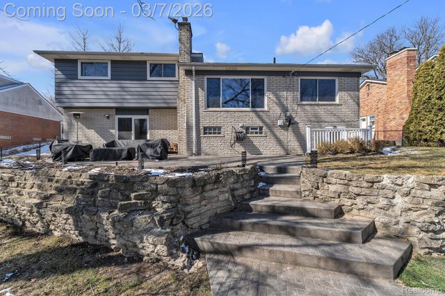 16302 Alpine Drive, Livonia, MI 48154