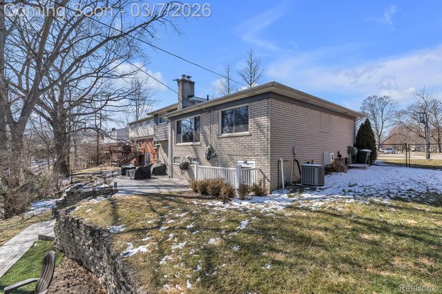 16302 Alpine Drive, Livonia, MI 48154