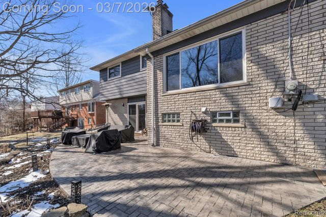 16302 Alpine Drive, Livonia, MI 48154