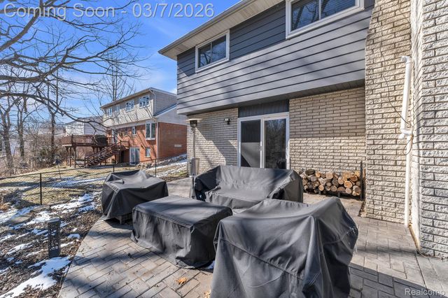 16302 Alpine Drive, Livonia, MI 48154
