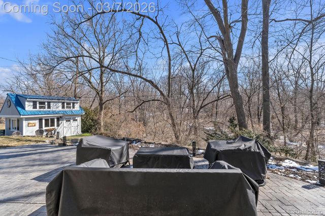 16302 Alpine Drive, Livonia, MI 48154