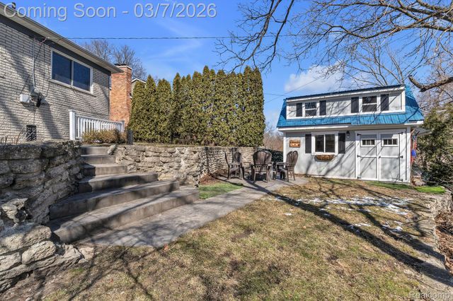 16302 Alpine Drive, Livonia, MI 48154