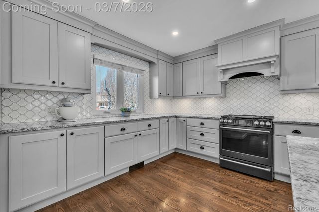 16302 Alpine Drive, Livonia, MI 48154