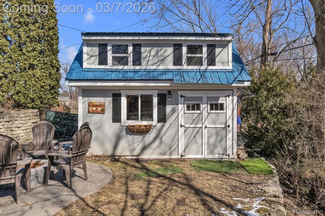 16302 Alpine Drive, Livonia, MI 48154