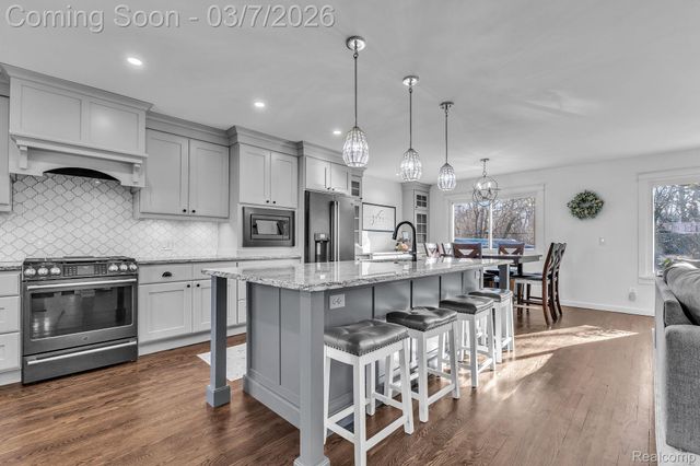 16302 Alpine Drive, Livonia, MI 48154