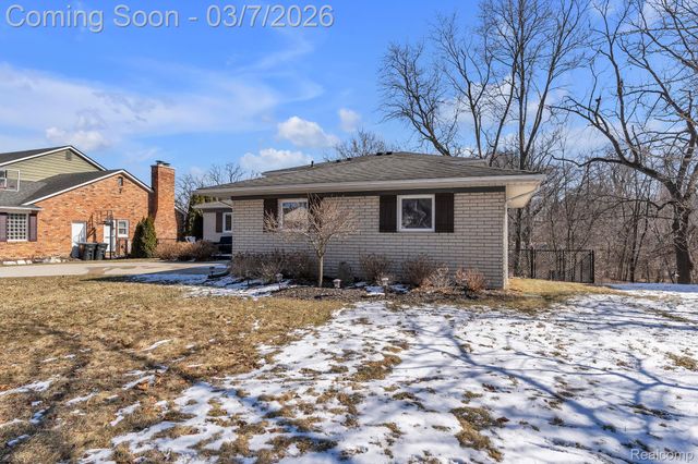 16302 Alpine Drive, Livonia, MI 48154