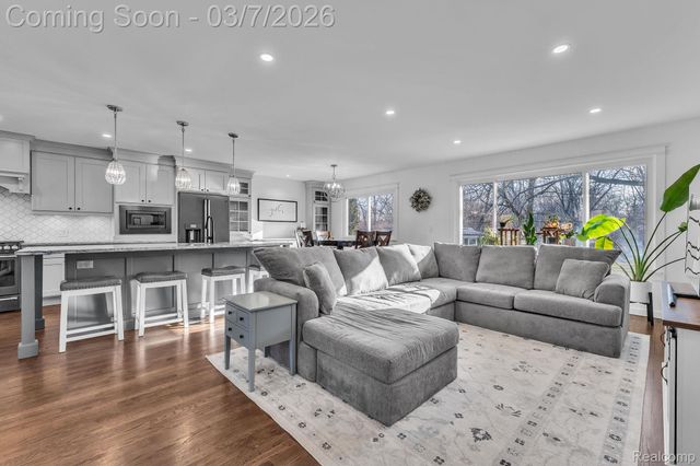 16302 Alpine Drive, Livonia, MI 48154