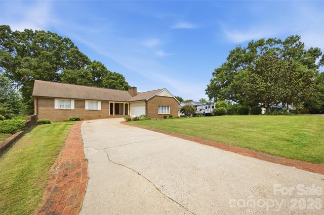 3721 9th Street Drive NE, Hickory, NC 28601