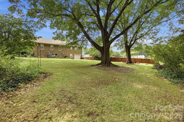 3721 9th Street Drive NE, Hickory, NC 28601