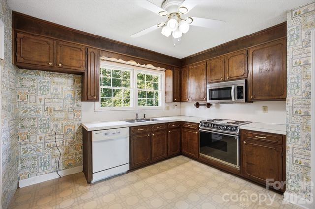 3721 9th Street Drive NE, Hickory, NC 28601