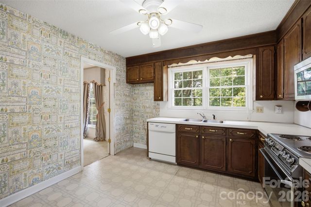 3721 9th Street Drive NE, Hickory, NC 28601