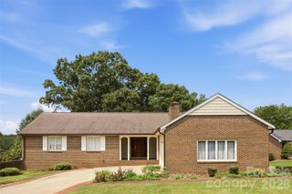 3721 9th Street Drive NE, Hickory, NC 28601