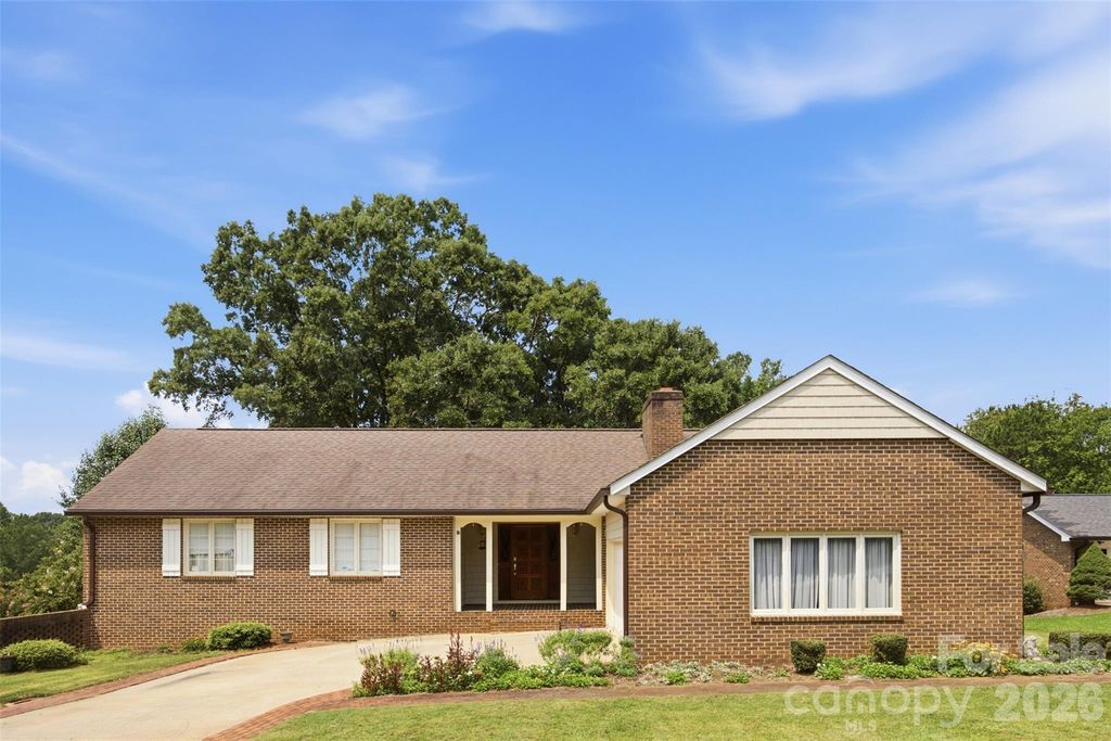 3721 9th Street Drive NE, Hickory, NC 28601