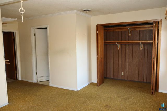 810 Locust St Street, Yankton, SD 57078