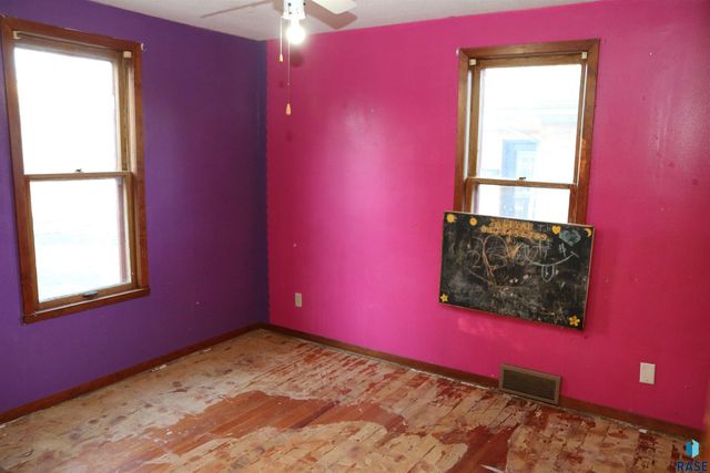 810 Locust St Street, Yankton, SD 57078