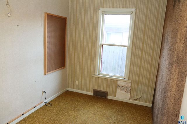 810 Locust St Street, Yankton, SD 57078